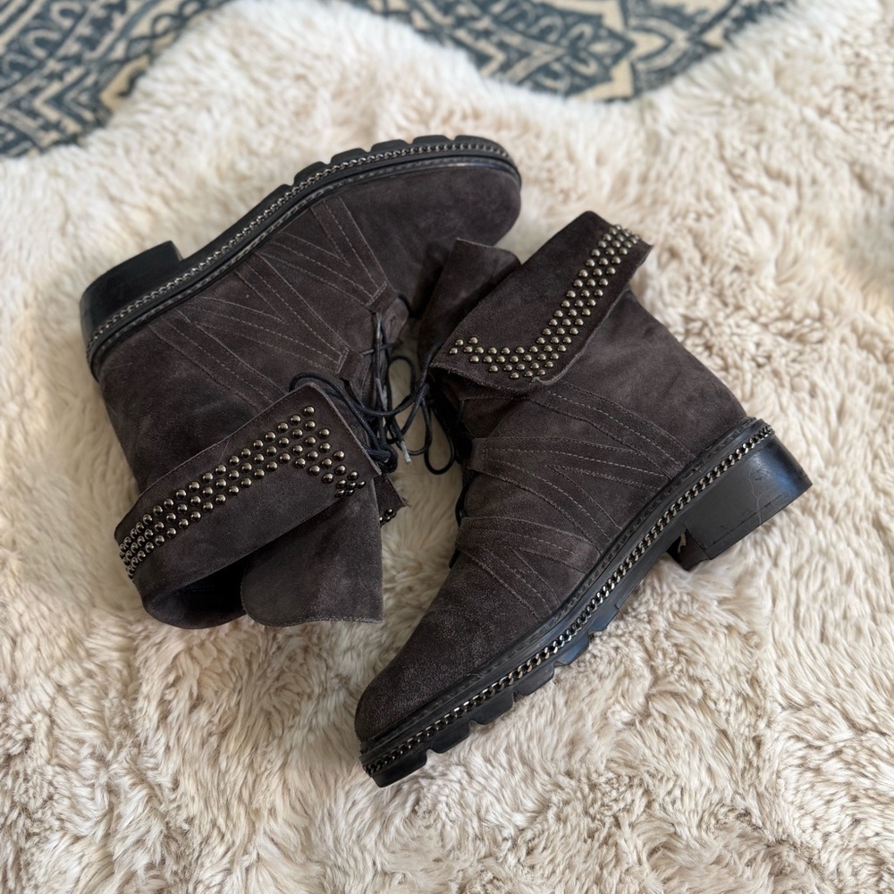 Stuart Weitzman Yadastud Chain-Link Fold Down Studded Ankle Grey Suede Size 7 - Picture 9 of 17